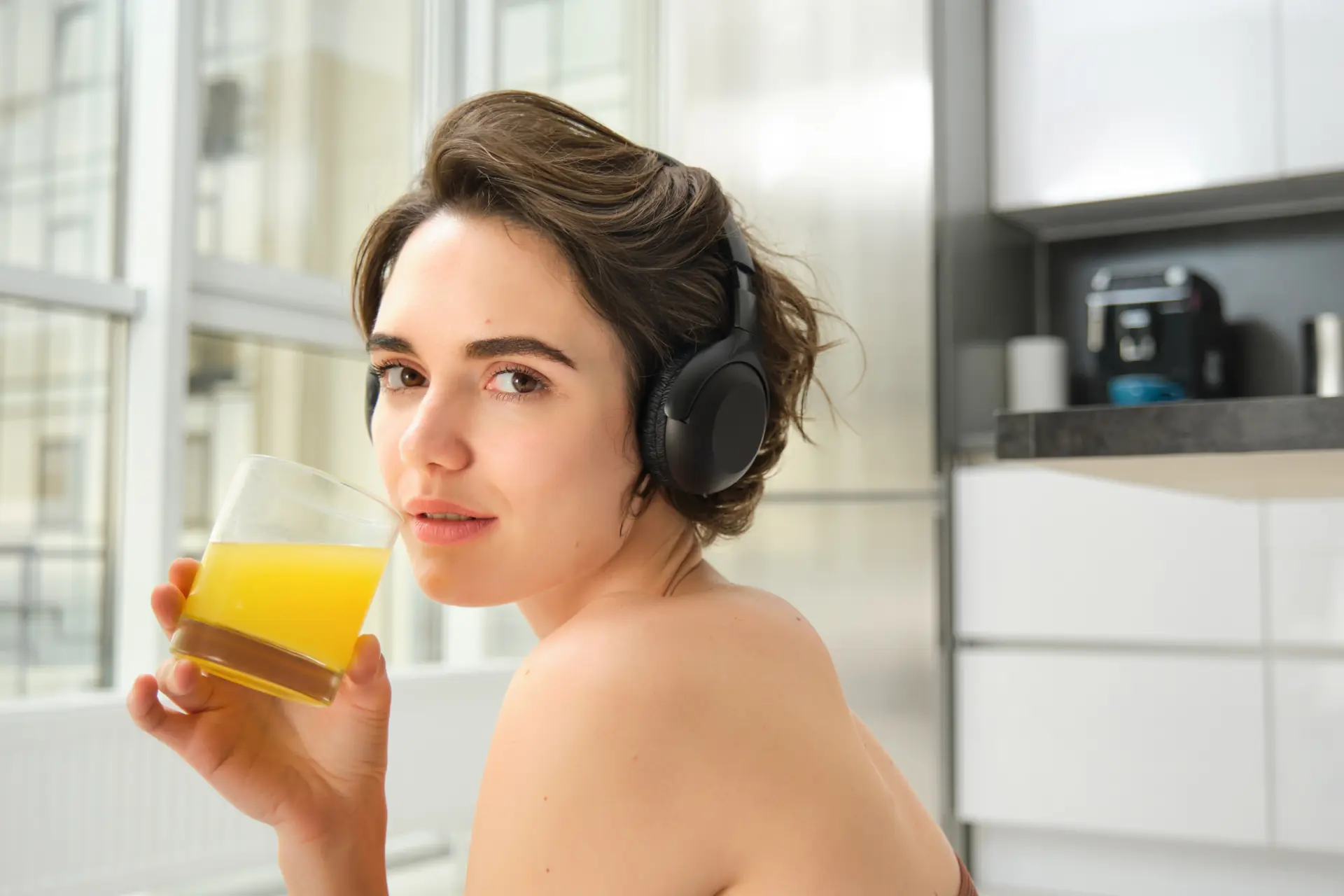 Confident woman enjoying self-care at home, representing wellness lifestyle and rising demand for wand vibrator in Europe
